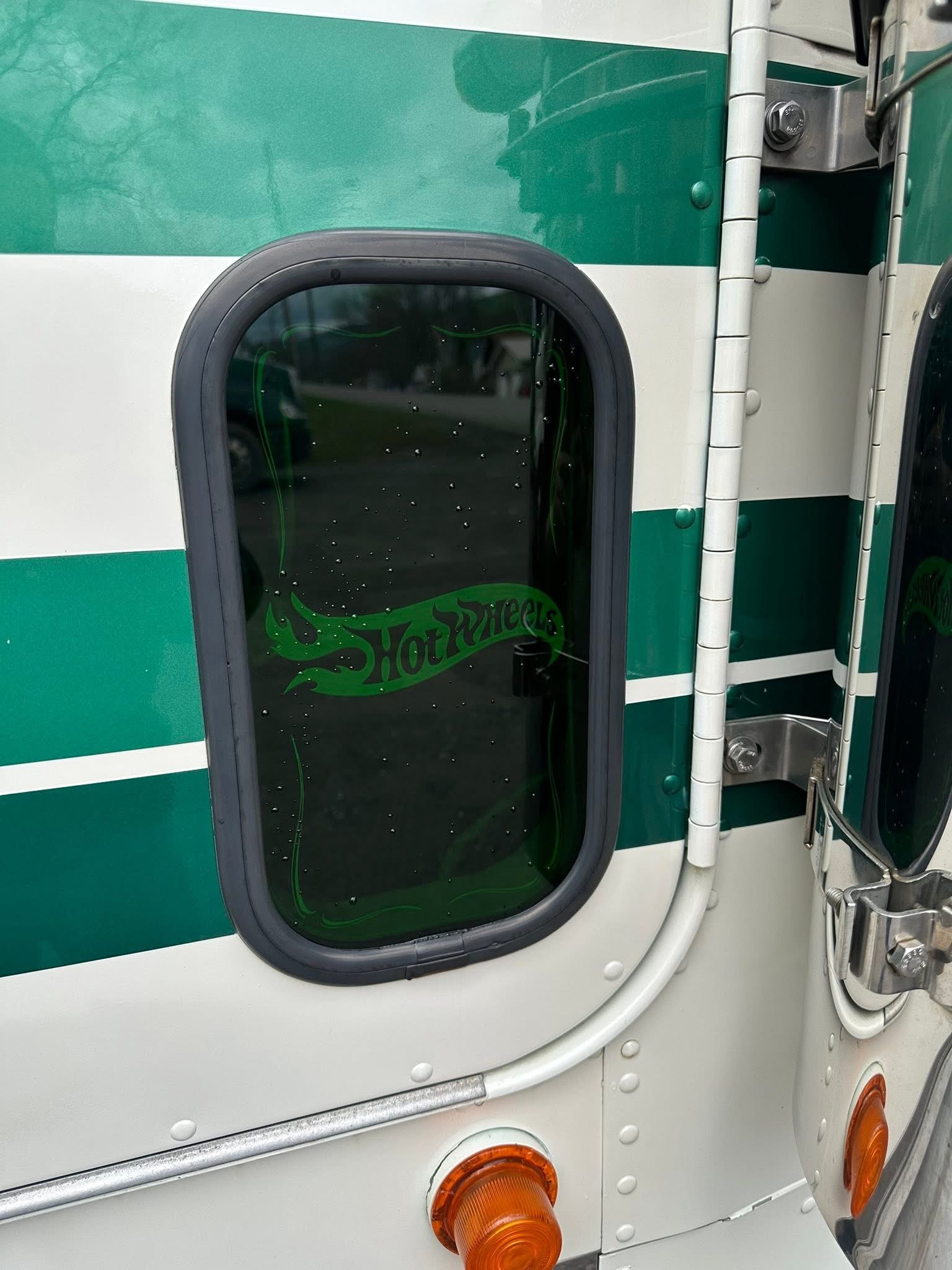 Freightliner Classic Peep Windows