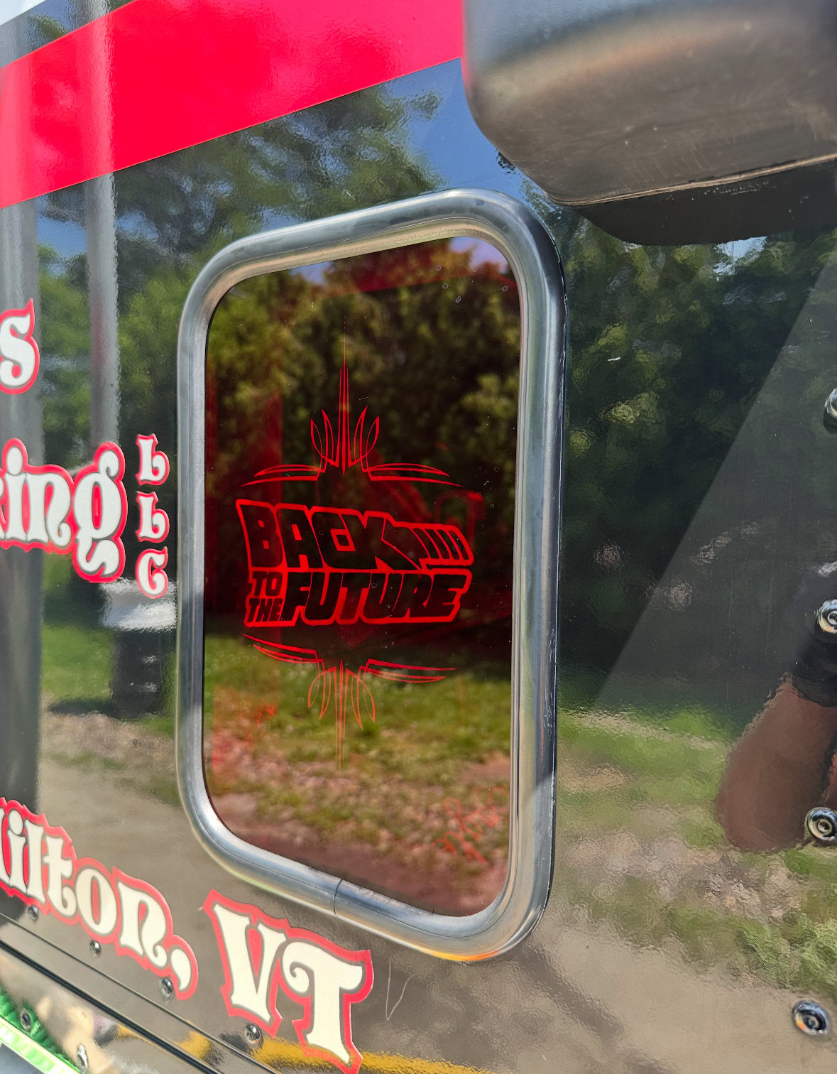 International 9900 Peep Windows