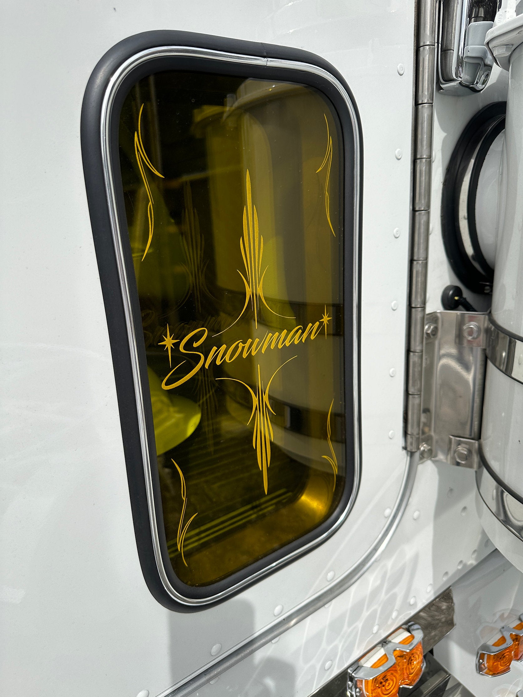Newer Peterbilt Peep Windows
