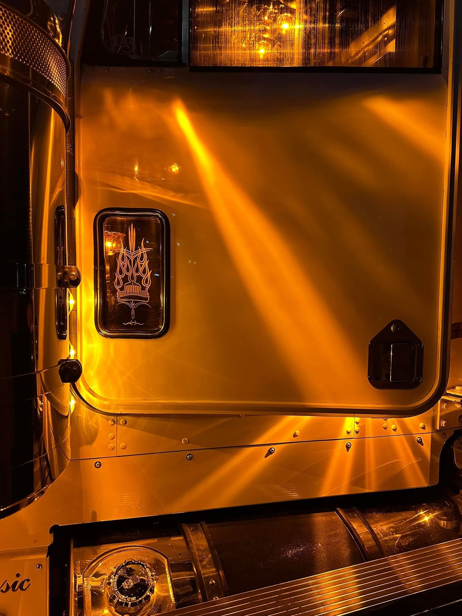 Older Small Kenworth Peep Windows