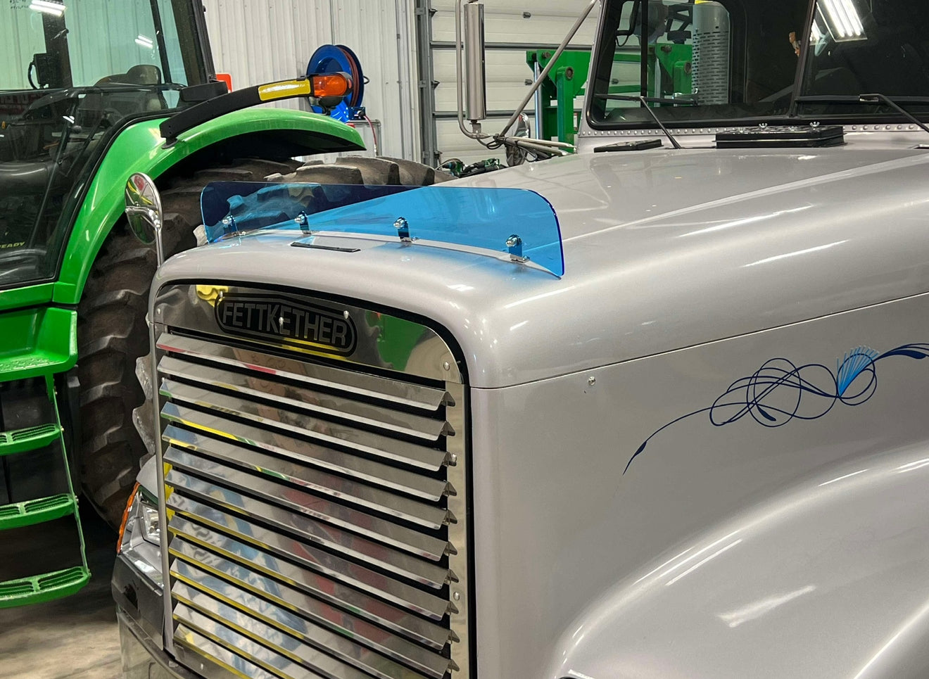 Freightliner FLD 112/FLD 120 Bugshield