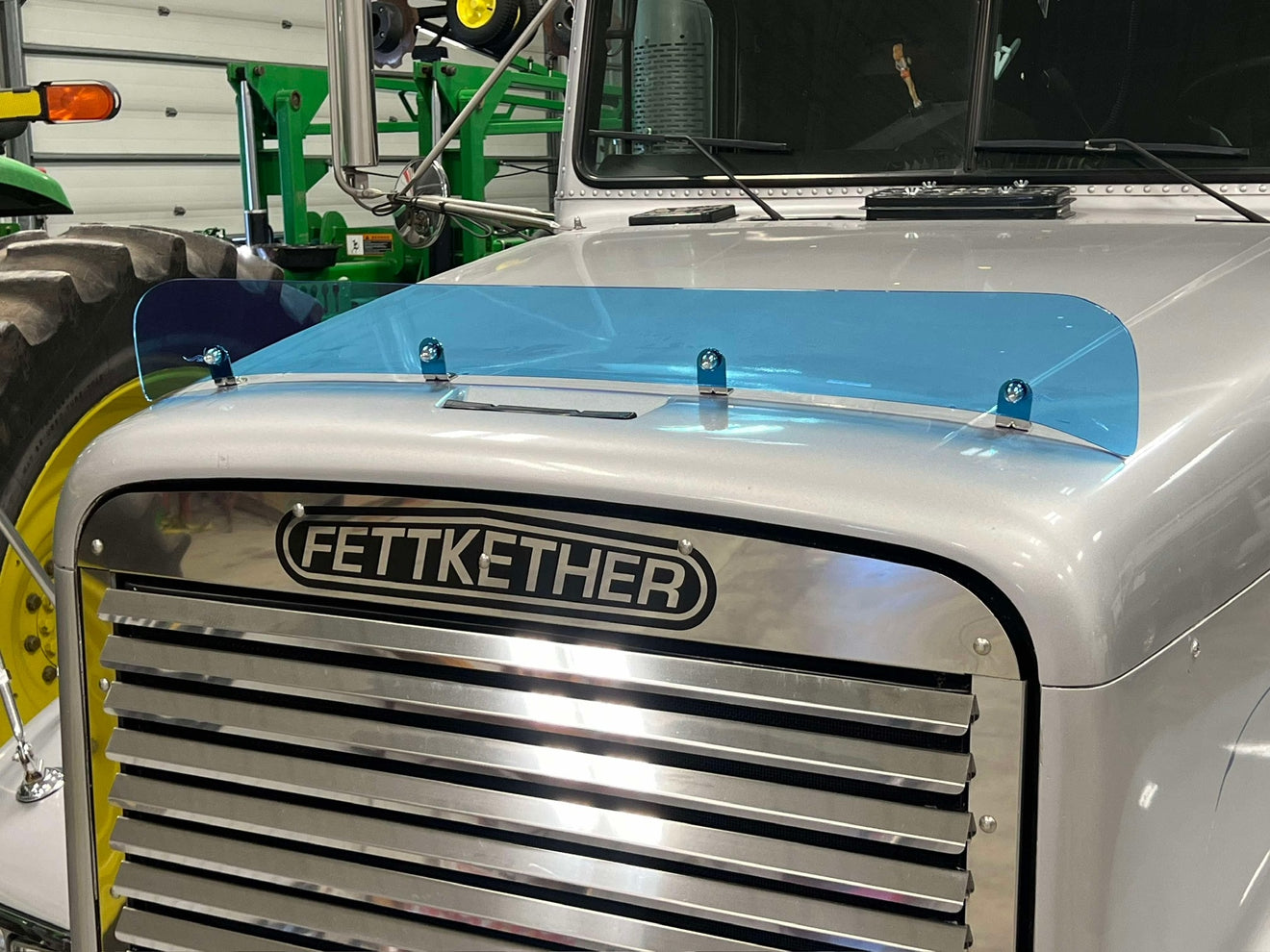Freightliner FLD 112/FLD 120 Bugshield