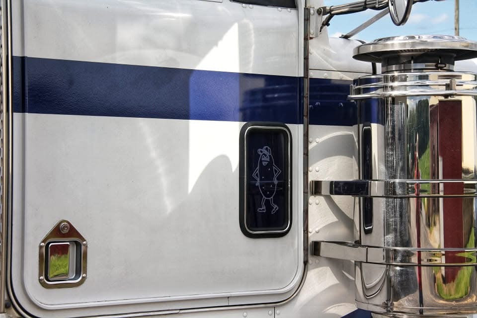 Older Small Kenworth Peep Windows